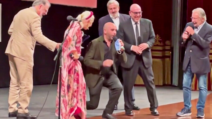 Bari, Checco Zalone esilarante con Helen Mirren