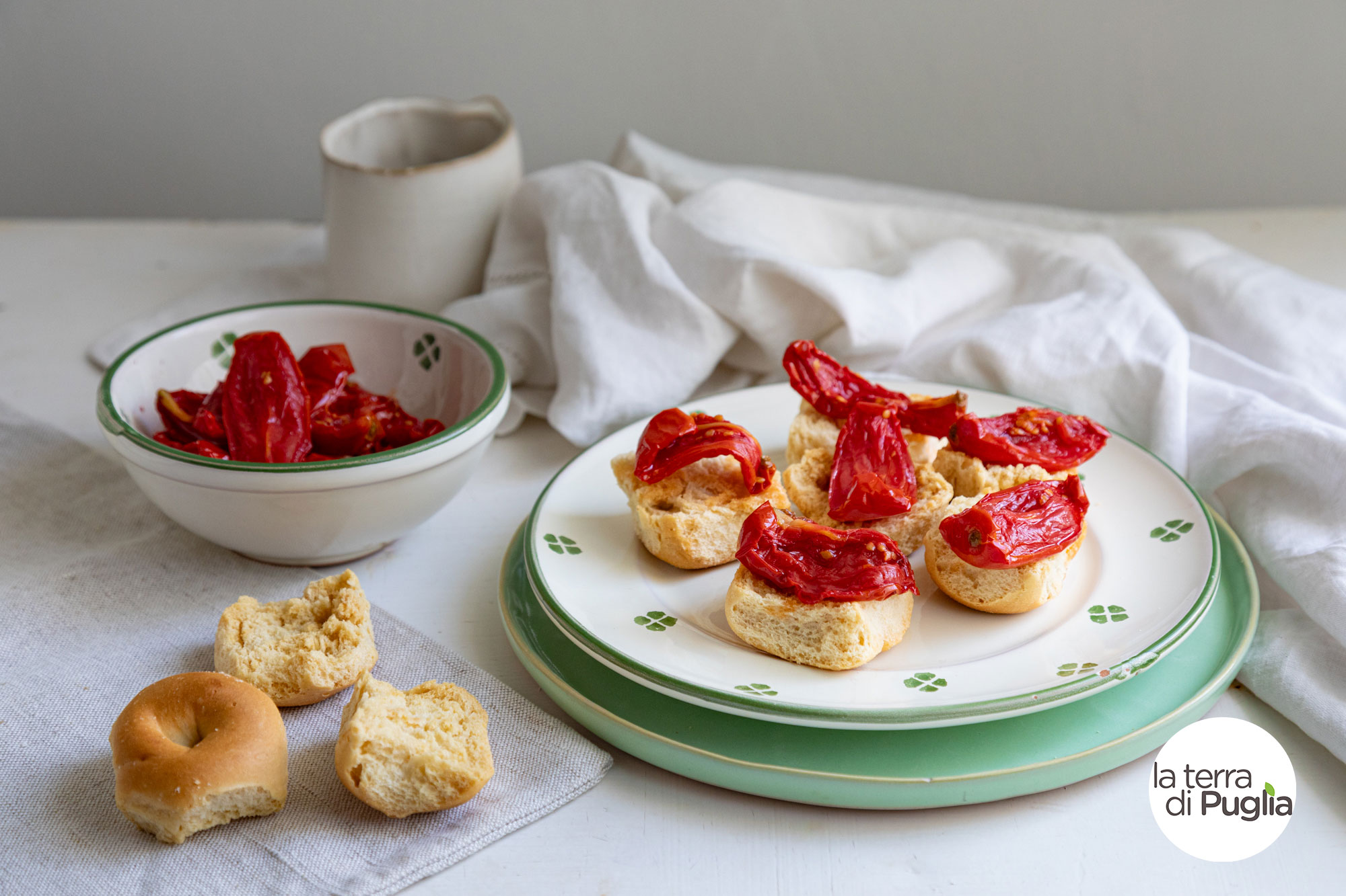 Mini kit friselline con confit di pomodorini — prodotto tipico salentino
