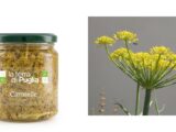 Caroselle in aceto in vasetto e ombrelle fiorite del finocchio selvatico