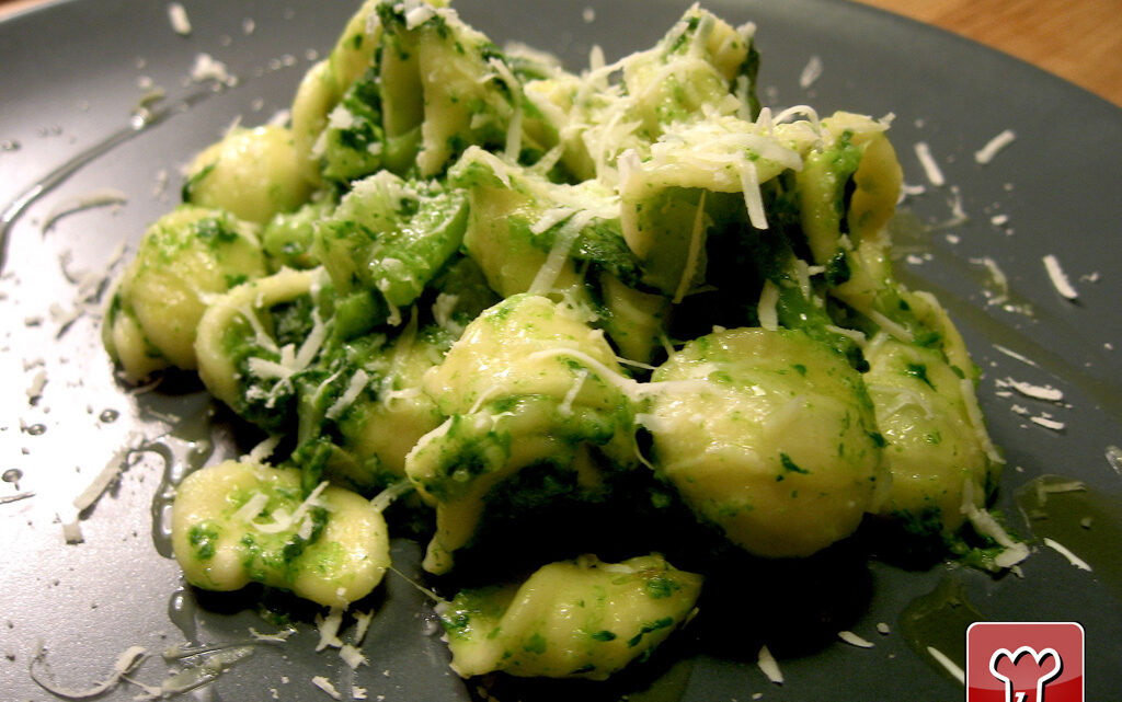 Piatto di orecchiette con le cime di rapa e pecorino grattugiato