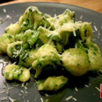 Piatto di orecchiette con le cime di rapa e pecorino grattugiato