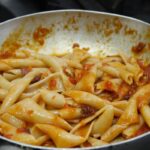 Sagne ncannulate saltate in padella con sugo di pomodoro e pescatorino piccante