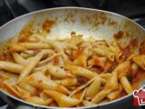 Sagne ncannulate saltate in padella con sugo di pomodoro e pescatorino piccante