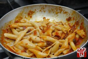 Sagne ncannulate saltate in padella con sugo di pomodoro e pescatorino piccante