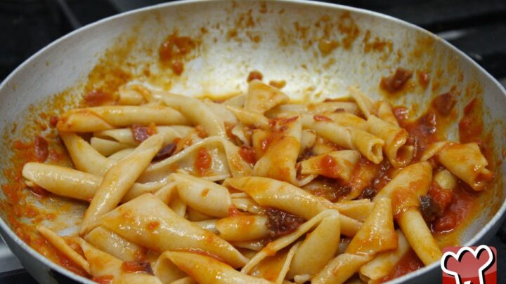 Sagne ncannulate saltate in padella con sugo di pomodoro e pescatorino piccante