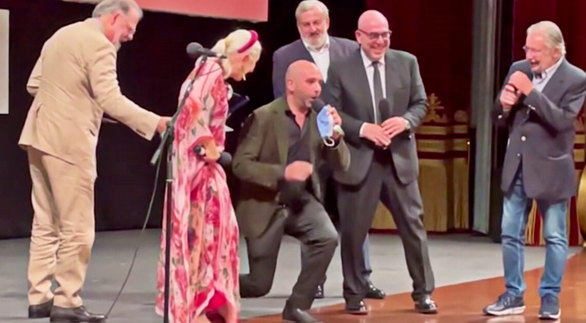 Bari, Checco Zalone esilarante con Helen Mirren Bari, Checco Zalone esilarante con Helen Mirren